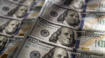 بيانات اقتصادية إيجابية.. الدولار الأمريكي يعكس مساره ويرتفع أمام العملات الرئيسية اليوم